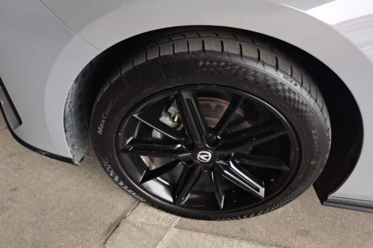 Used CHANGAN UNI-V 2024 1.5T High-Energy Version Left Front Wheel Hub
