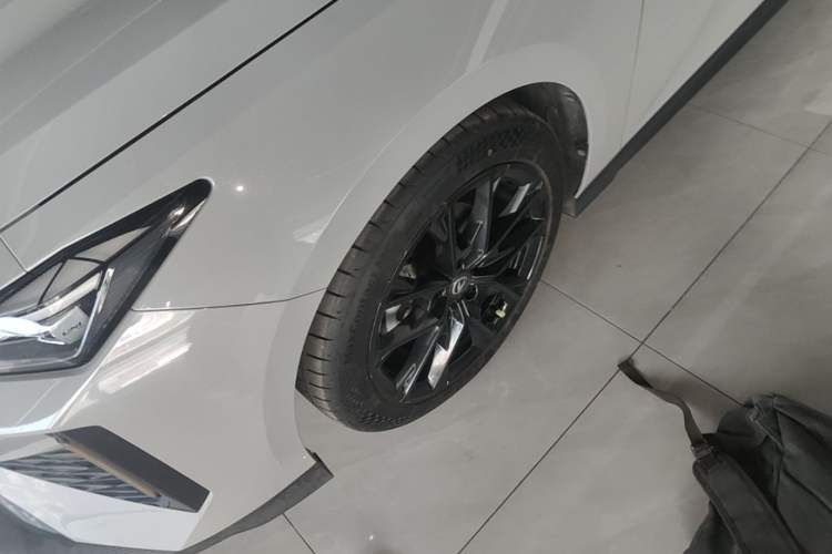 Used CHANGAN UNI-V 2024 1.5T Prestige Edition Left Front Wheel Hub