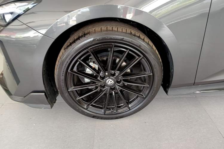 Used CHANGAN UNI-V 2024 1.5T Prestige Sport Edition Left Front Wheel Hub