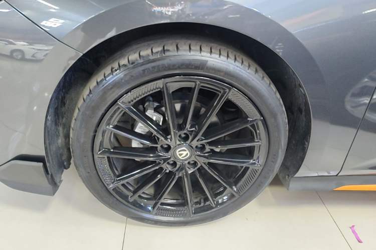 Used CHANGAN UNI-V 2024 1.5T Prestige Sport Edition Left Front Wheel Hub