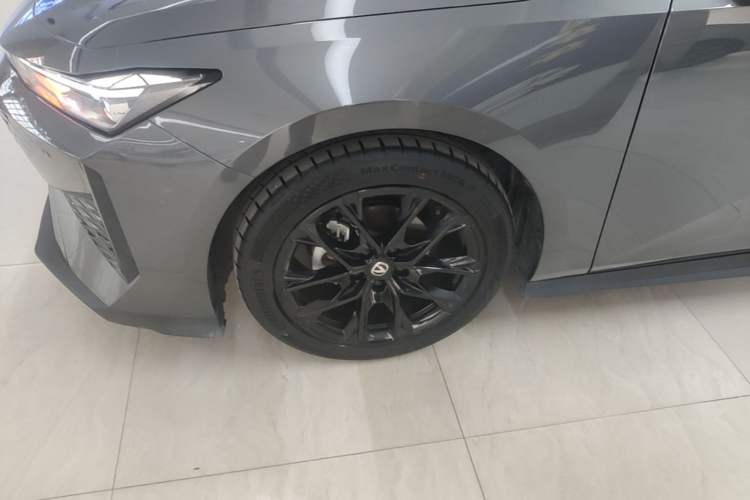 Used CHANGAN UNI-V 2024 1.5T Prestige Edition Left Front Wheel Hub