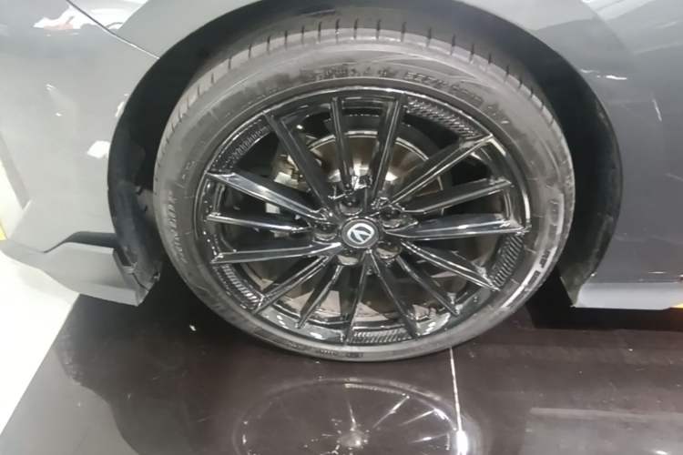 Used CHANGAN UNI-V 2024 1.5T Prestige Sport Edition Left Front Wheel Hub
