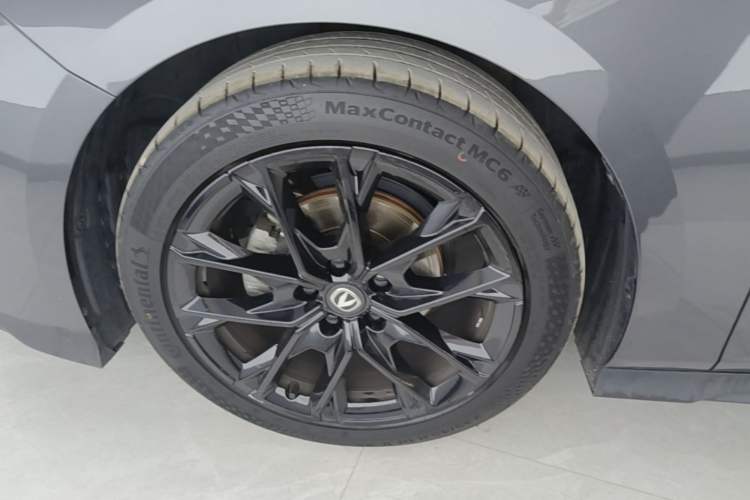 Used CHANGAN UNI-V 2024 1.5T Prestige Edition Left Front Wheel Hub