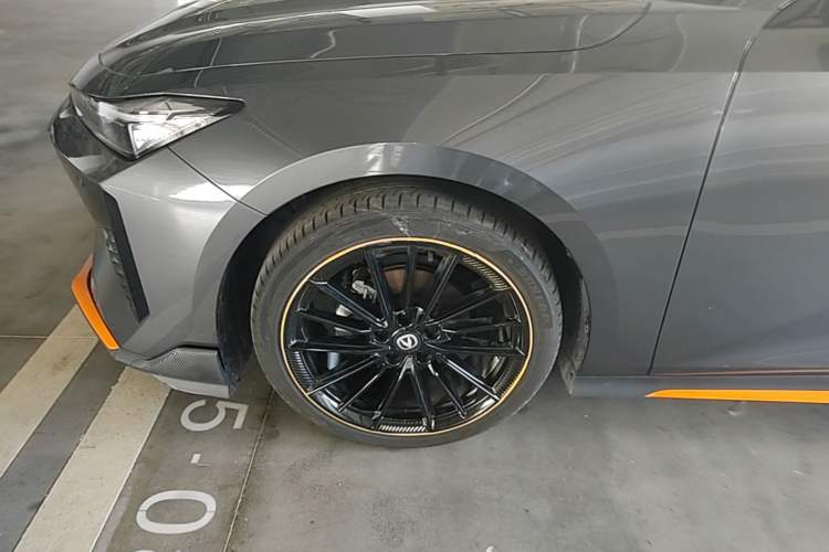 Used CHANGAN UNI-V 2024 1.5T Prestige Sport Edition Left Front Wheel Hub