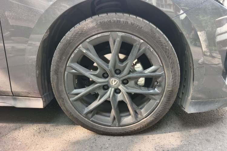 Used CHANGAN UNI-V 2024 1.5T Prestige Edition Right Front Wheel Hub