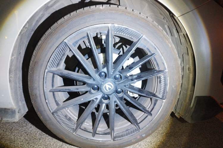 Used CHANGAN UNI-V 2024 1.5T Prestige Sport Edition Right Front Wheel Hub