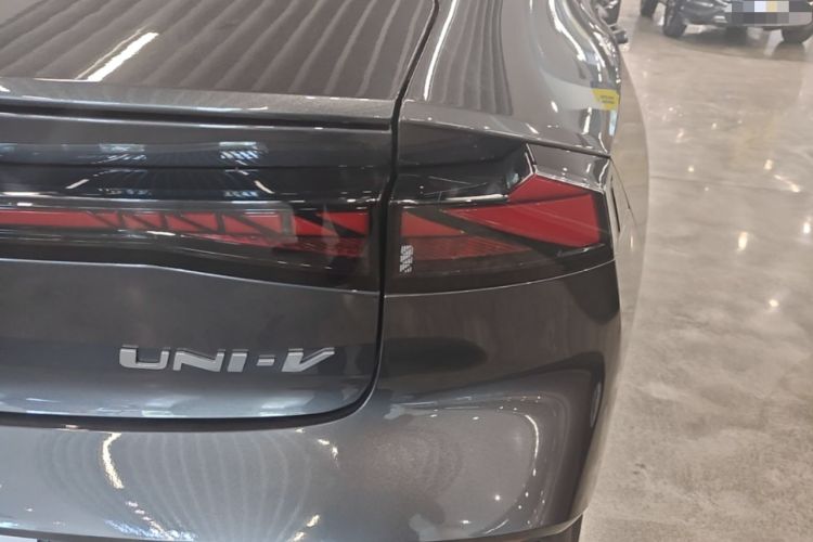 Used CHANGAN UNI-V 2024 1.5T High-Energy Version Right Rear Taillight