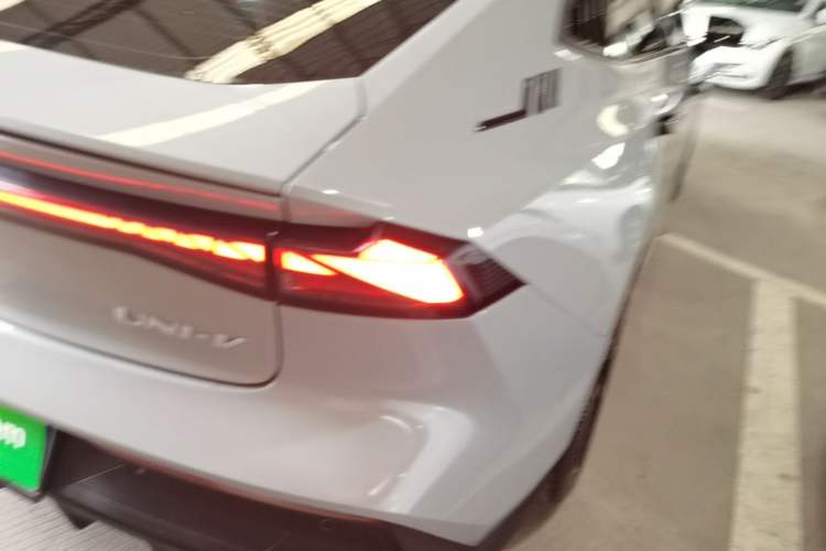 Used CHANGAN UNI-V 2024 1.5T High-Energy Version Right Rear Taillight