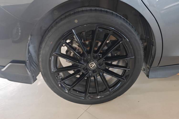 Used CHANGAN UNI-V 2024 1.5T Prestige Sport Edition Right Rear Wheel Hub
