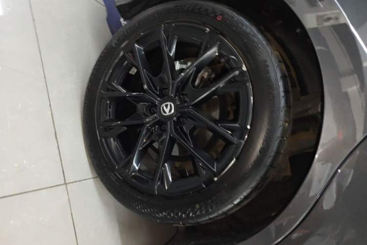 Used CHANGAN UNI-V 2024 1.5T Prestige Edition Right Rear Wheel Hub
