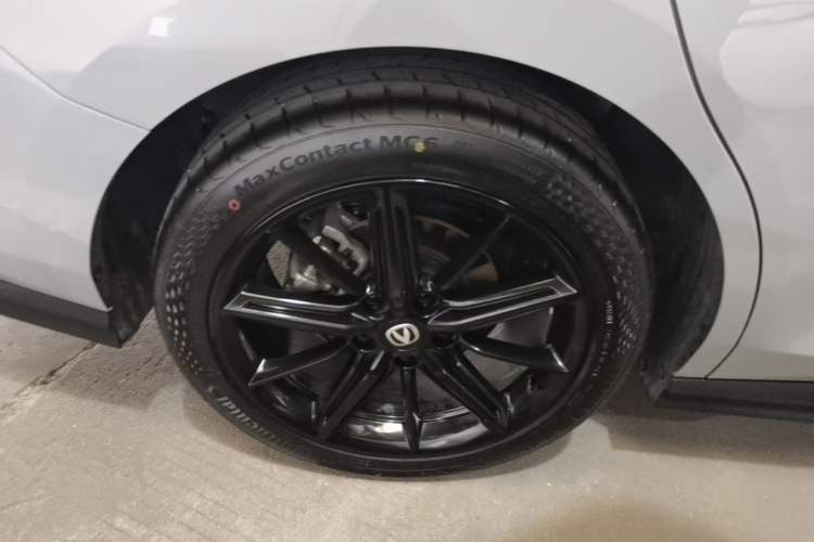 Used CHANGAN UNI-V 2024 1.5T High-Energy Version Right Rear Wheel Hub