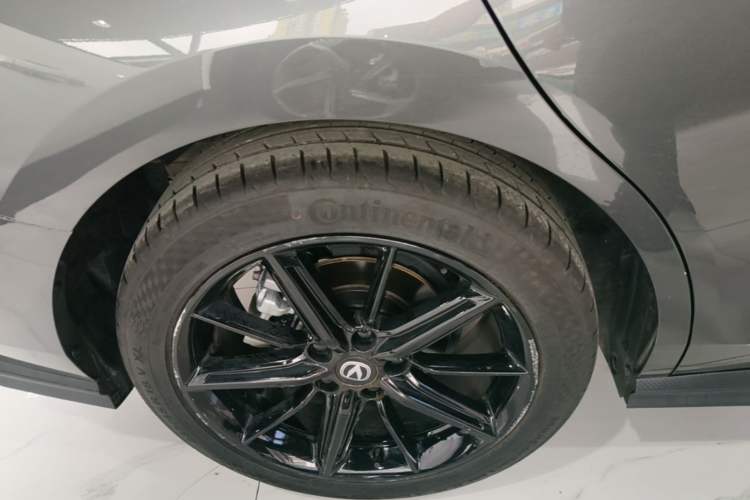 Used CHANGAN UNI-V 2024 1.5T High-Energy Version Right Rear Wheel Hub