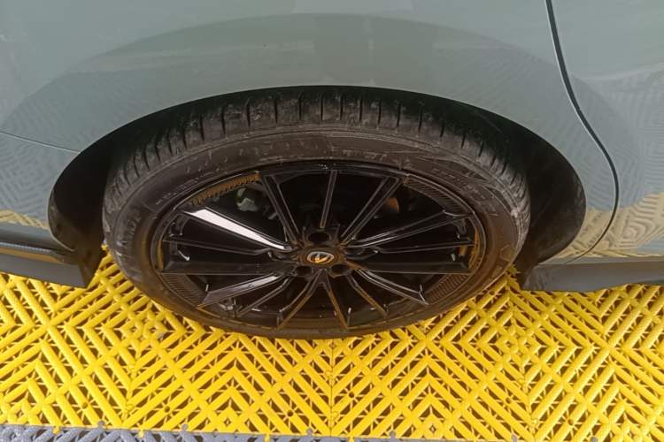Used CHANGAN UNI-V 2024 1.5T Prestige Sport Edition Right Rear Wheel Hub