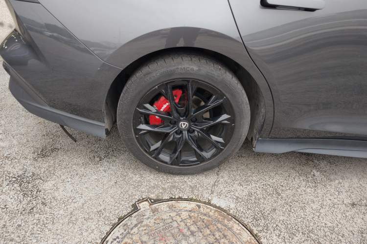 Used CHANGAN UNI-V 2024 1.5T Prestige Edition Right Rear Wheel Hub