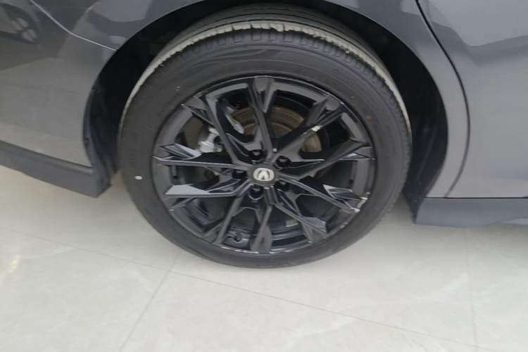 Used CHANGAN UNI-V 2024 1.5T Prestige Edition Right Rear Wheel Hub