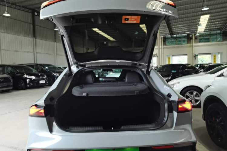 Used CHANGAN UNI-V 2024 1.5T High-Energy Version Trunk