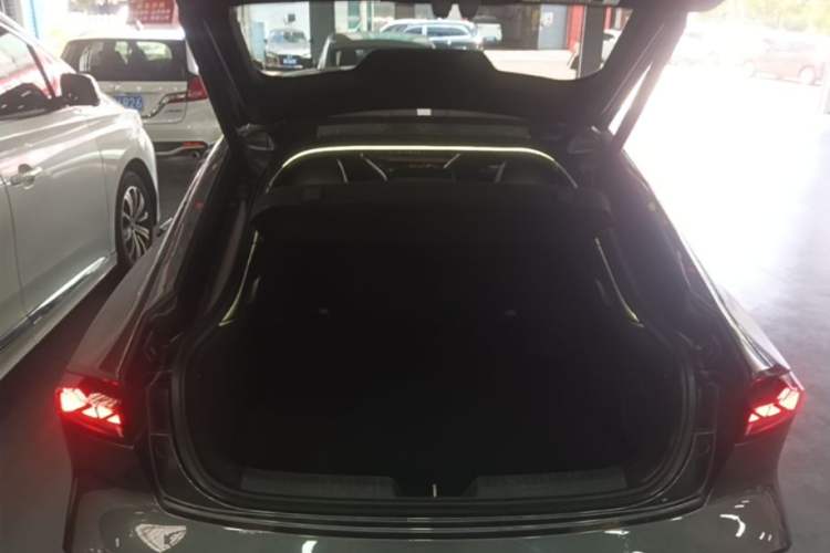 Used CHANGAN UNI-V 2024 1.5T Smart Navigation Version Trunk