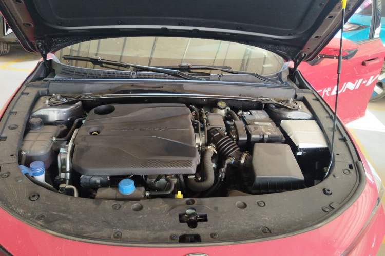Used CHANGAN UNI-V 2024 1.5T Smart Navigation Version Engine Bay