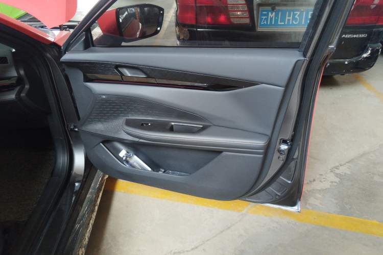 Used CHANGAN UNI-V 2024 1.5T Smart Navigation Version Right Front Door Interior