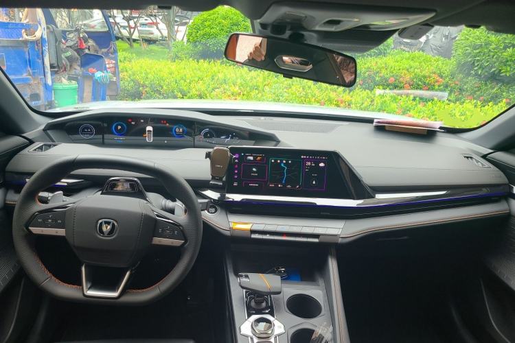 Used CHANGAN UNI-V 2024 1.5T High-Energy Version Center Console