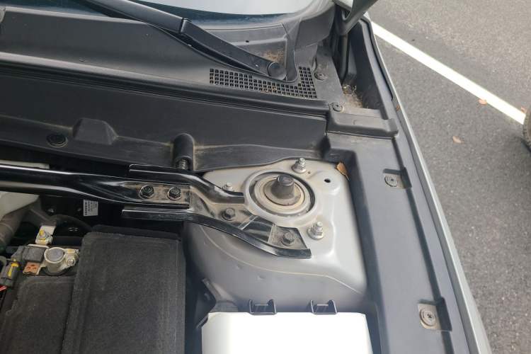 Used CHANGAN UNI-V 2024 1.5T High-Energy Version Engine Bay Left