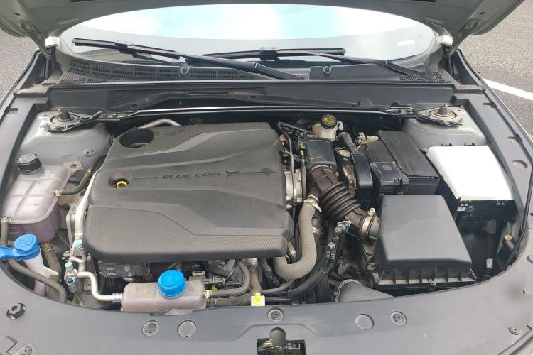 Used CHANGAN UNI-V 2024 1.5T High-Energy Version Engine Bay