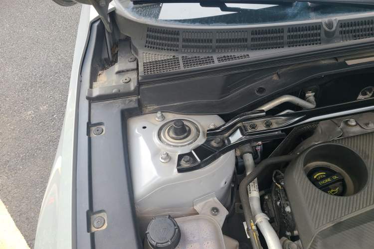 Used CHANGAN UNI-V 2024 1.5T High-Energy Version Engine Bay Right