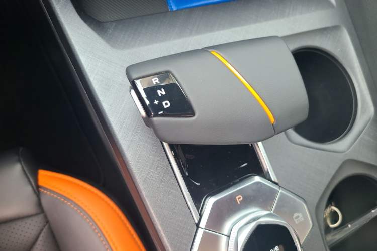 Used CHANGAN UNI-V 2024 1.5T High-Energy Version Gear Lever