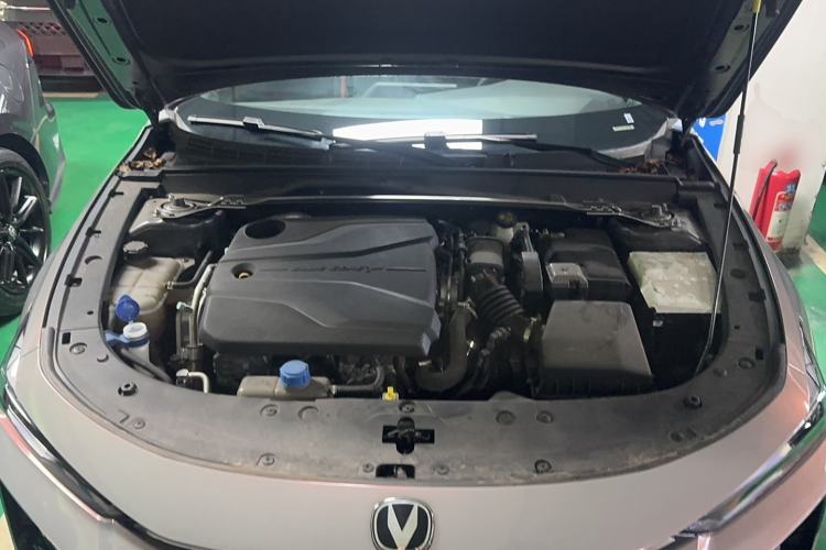 Used CHANGAN UNI-V 2024 1.5T Smart Navigation Version Engine Bay