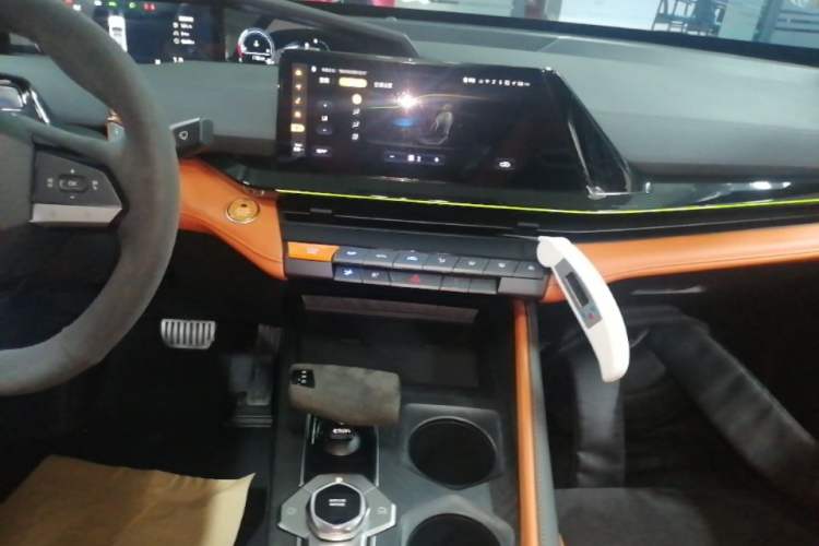 Used CHANGAN UNI-V 2024 2.0T Classic Sport Edition Audio And AC Panel