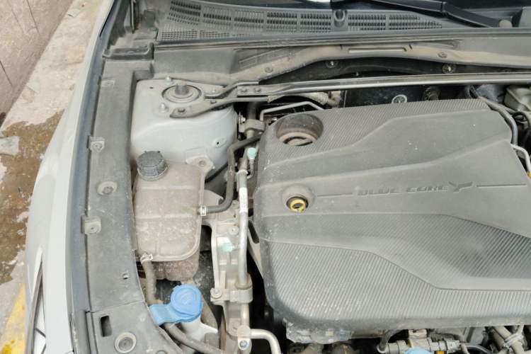Used CHANGAN UNI-V 2024 1.5T Prestige Edition Engine Bay Right