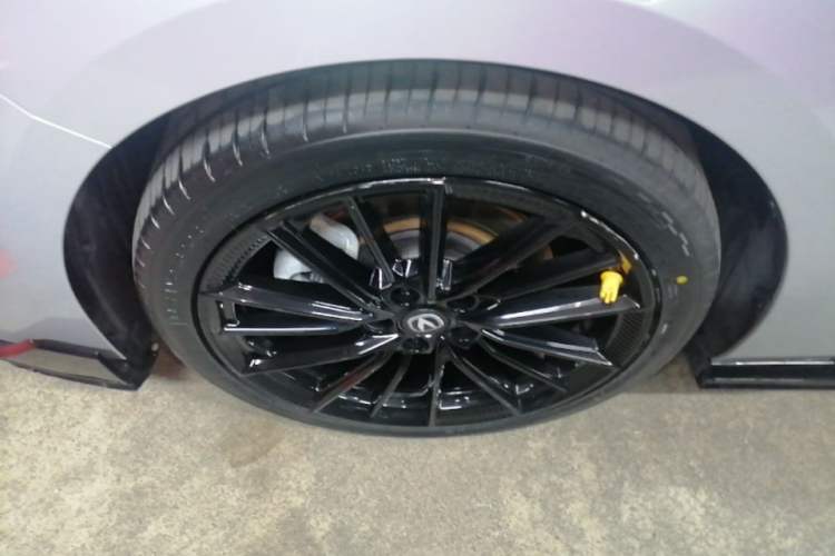 Used CHANGAN UNI-V 2024 2.0T Classic Sport Edition Left Front Wheel Hub