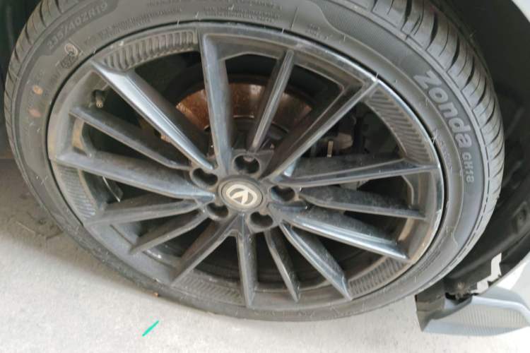Used CHANGAN UNI-V 2024 1.5T Prestige Edition Right Front Wheel Hub