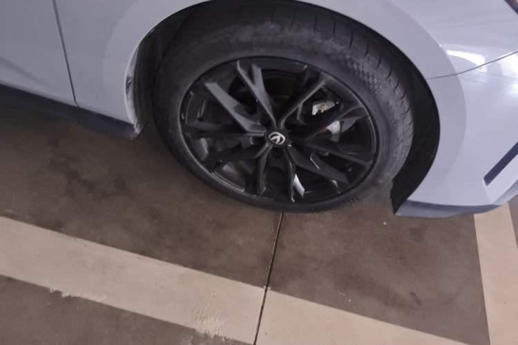 Used CHANGAN UNI-V 2024 1.5T Prestige Edition Right Front Wheel Hub