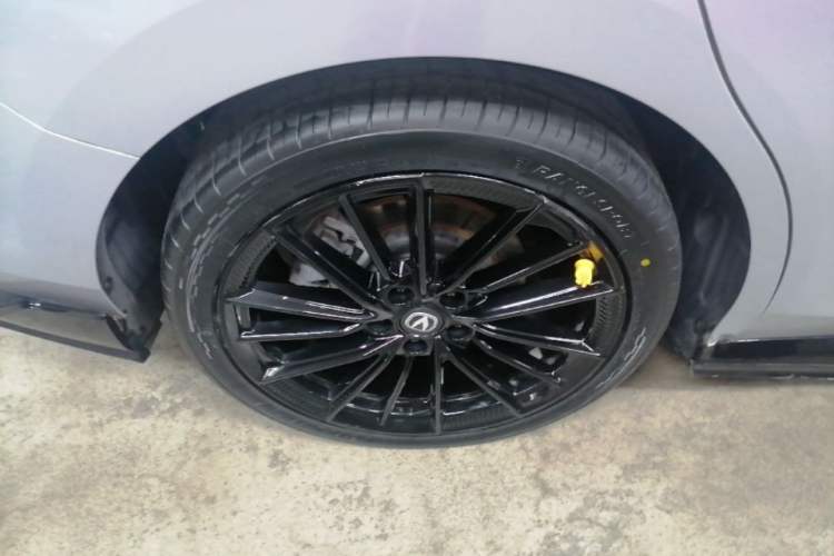 Used CHANGAN UNI-V 2024 2.0T Classic Sport Edition Right Rear Wheel Hub