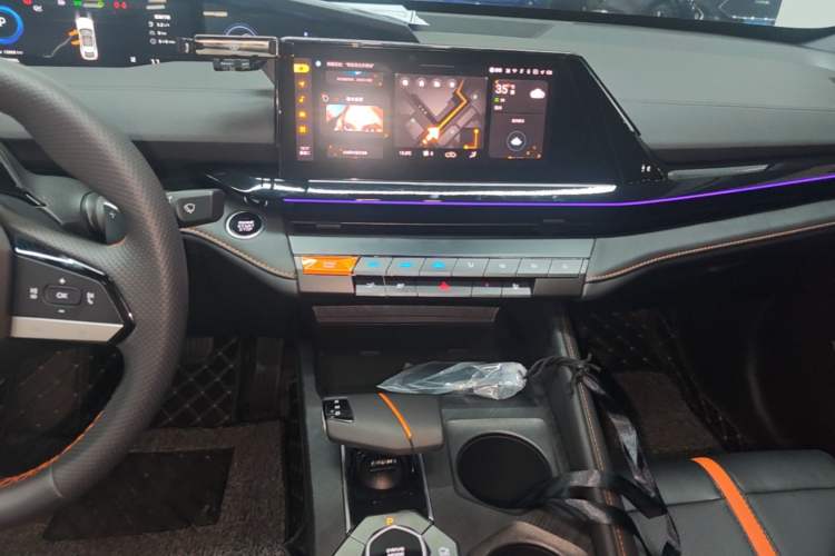 Used CHANGAN UNI-V 2024 1.5T Prestige Edition Audio And AC Panel
