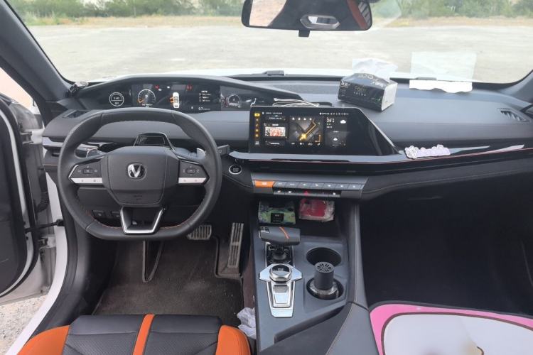 Used CHANGAN UNI-V 2024 1.5T Luxury Edition Center Console