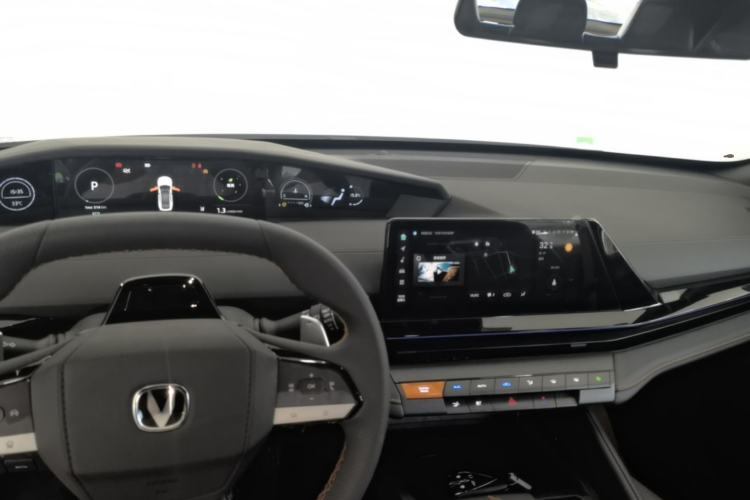 Used CHANGAN UNI-V 2024 1.5T High-Energy Version Center Console