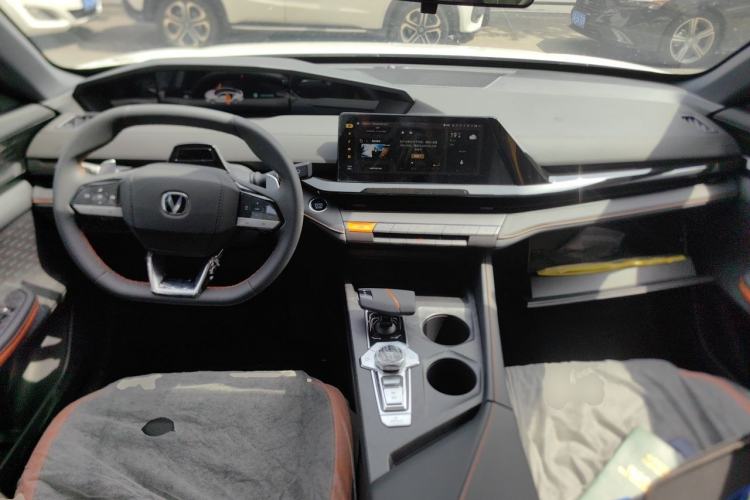 Used CHANGAN UNI-V 2024 1.5T High-Energy Version Center Console