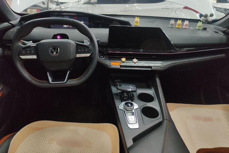 Used CHANGAN UNI-V 2024 1.5T High-Energy Version Center Console