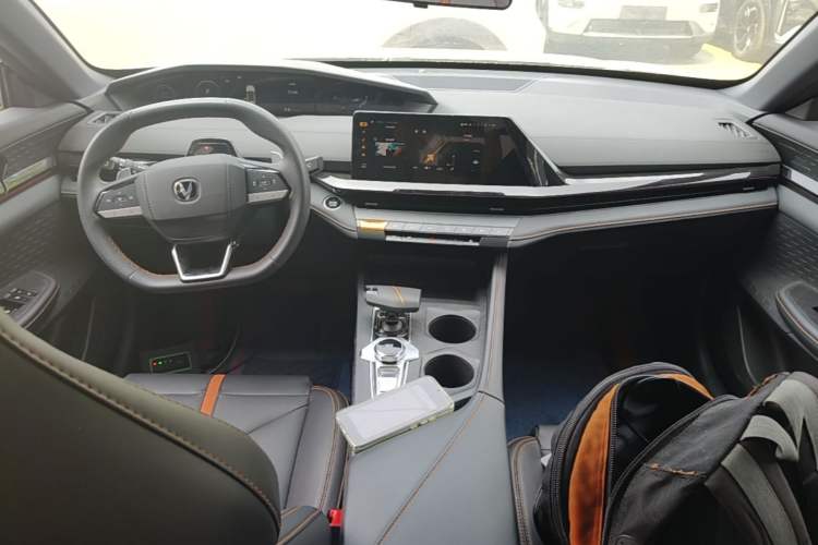 Used CHANGAN UNI-V 2024 1.5T Prestige Edition Center Console