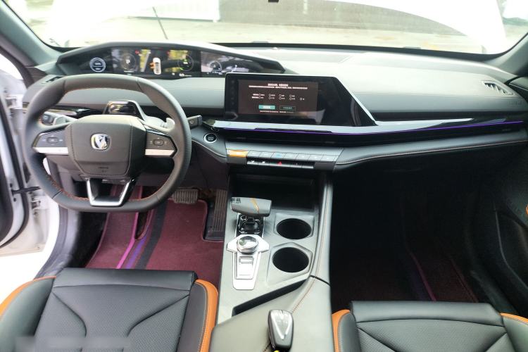 Used CHANGAN UNI-V 2024 1.5T High-Energy Version Center Console