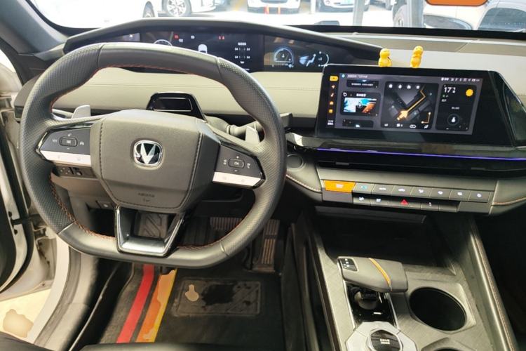 Used CHANGAN UNI-V 2024 1.5T High-Energy Version Center Console