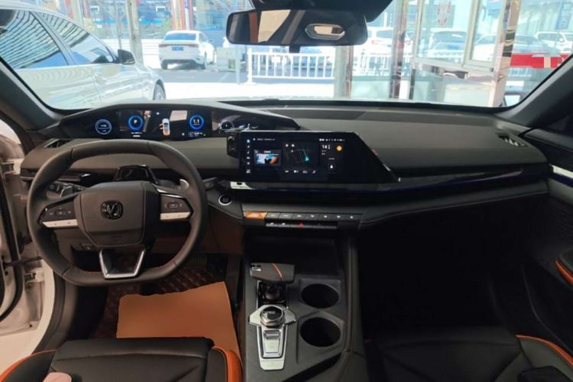 Used CHANGAN UNI-V 2024 1.5T High-Energy Version Center Console