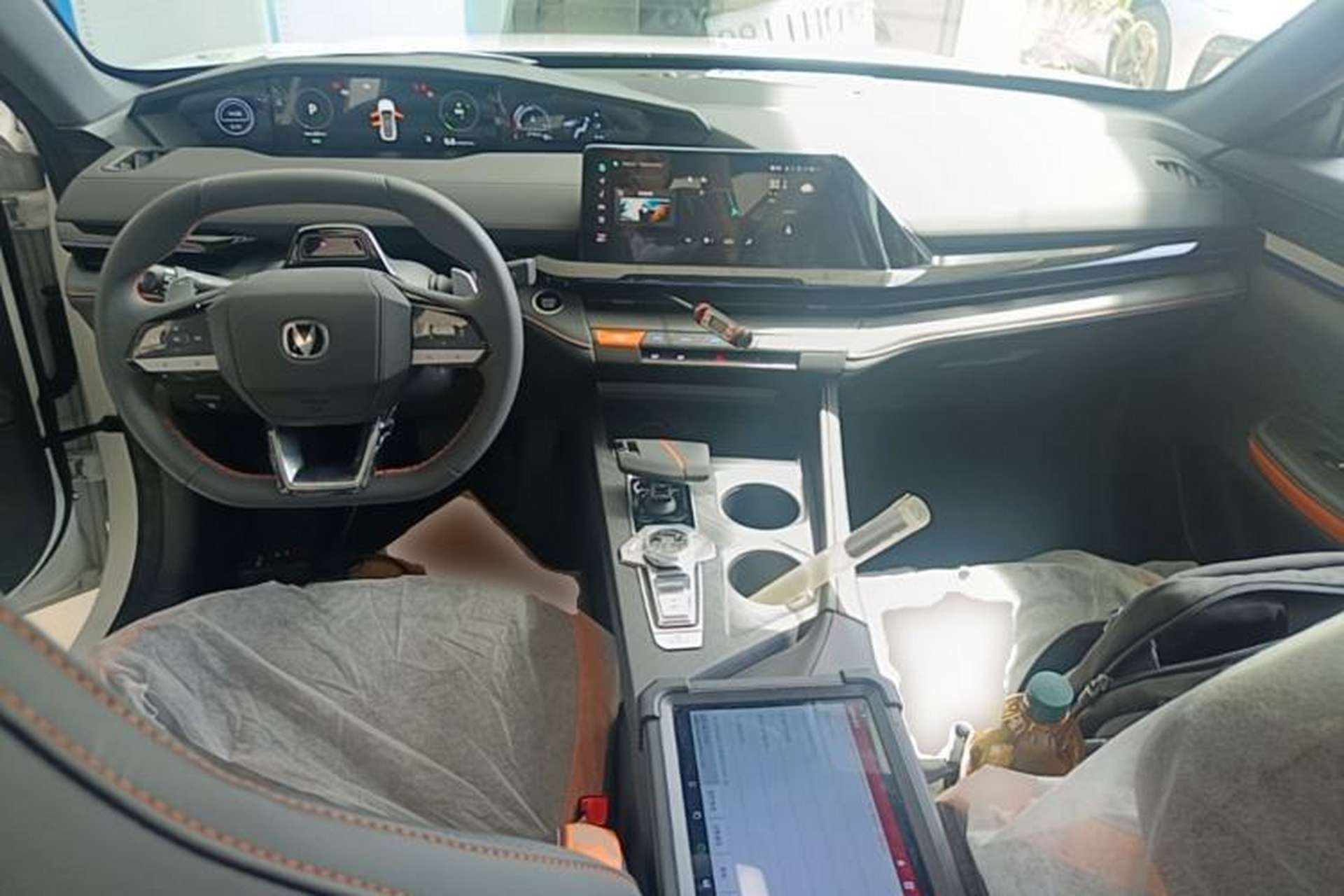 Used CHANGAN UNI-V 2024 1.5T High-Energy Version Center Console