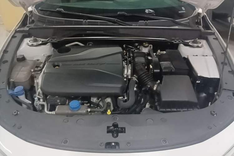 Used CHANGAN UNI-V 2024 1.5T High-Energy Version Engine Bay