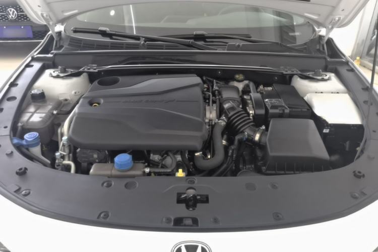 Used CHANGAN UNI-V 2024 1.5T High-Energy Version Engine Bay