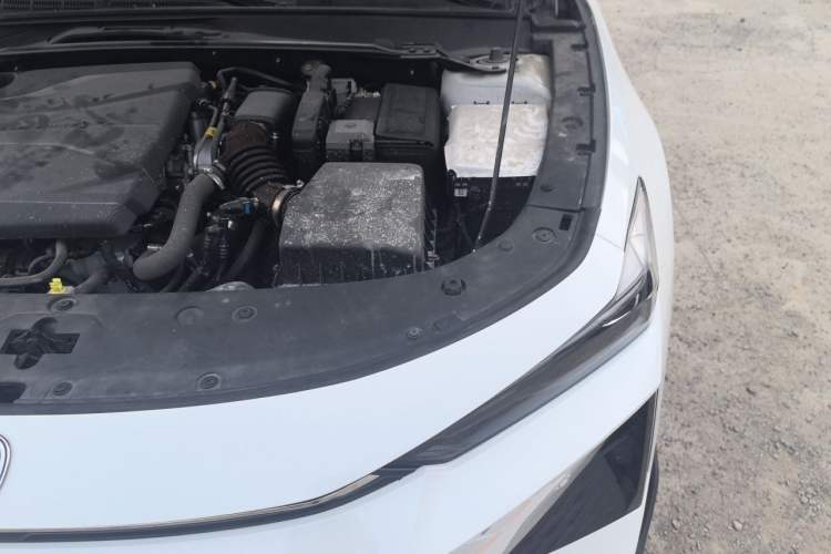 Used CHANGAN UNI-V 2024 1.5T Luxury Edition Engine Bay Left