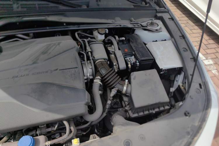 Used CHANGAN UNI-V 2024 1.5T High-Energy Version Engine Bay Left