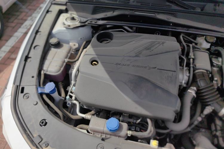 Used CHANGAN UNI-V 2024 1.5T High-Energy Version Engine Bay Right